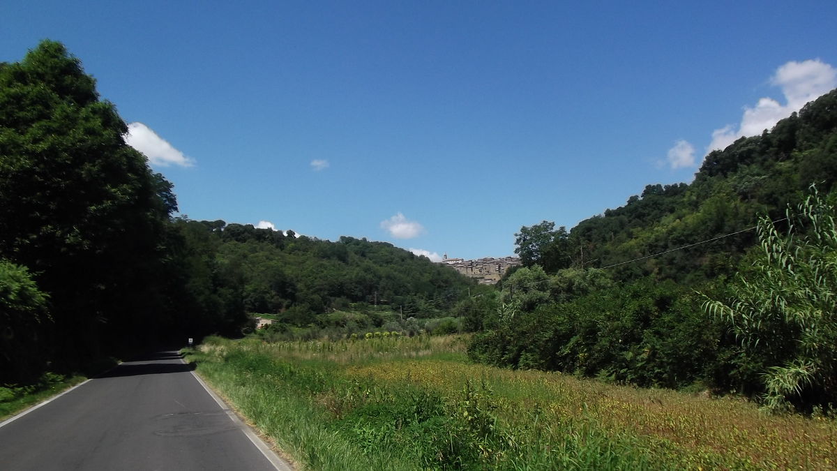 Auf der Landstraße nach Grotte di Castro - vom Bolsena See aus